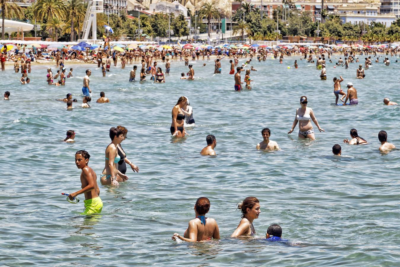 El Postiguet a reventar por las altas temperaturas