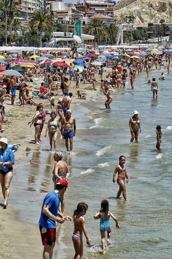 El Postiguet a reventar por las altas temperaturas