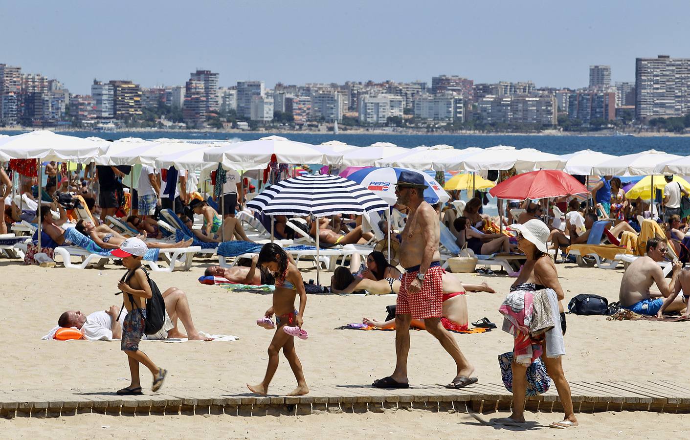 El Postiguet a reventar por las altas temperaturas