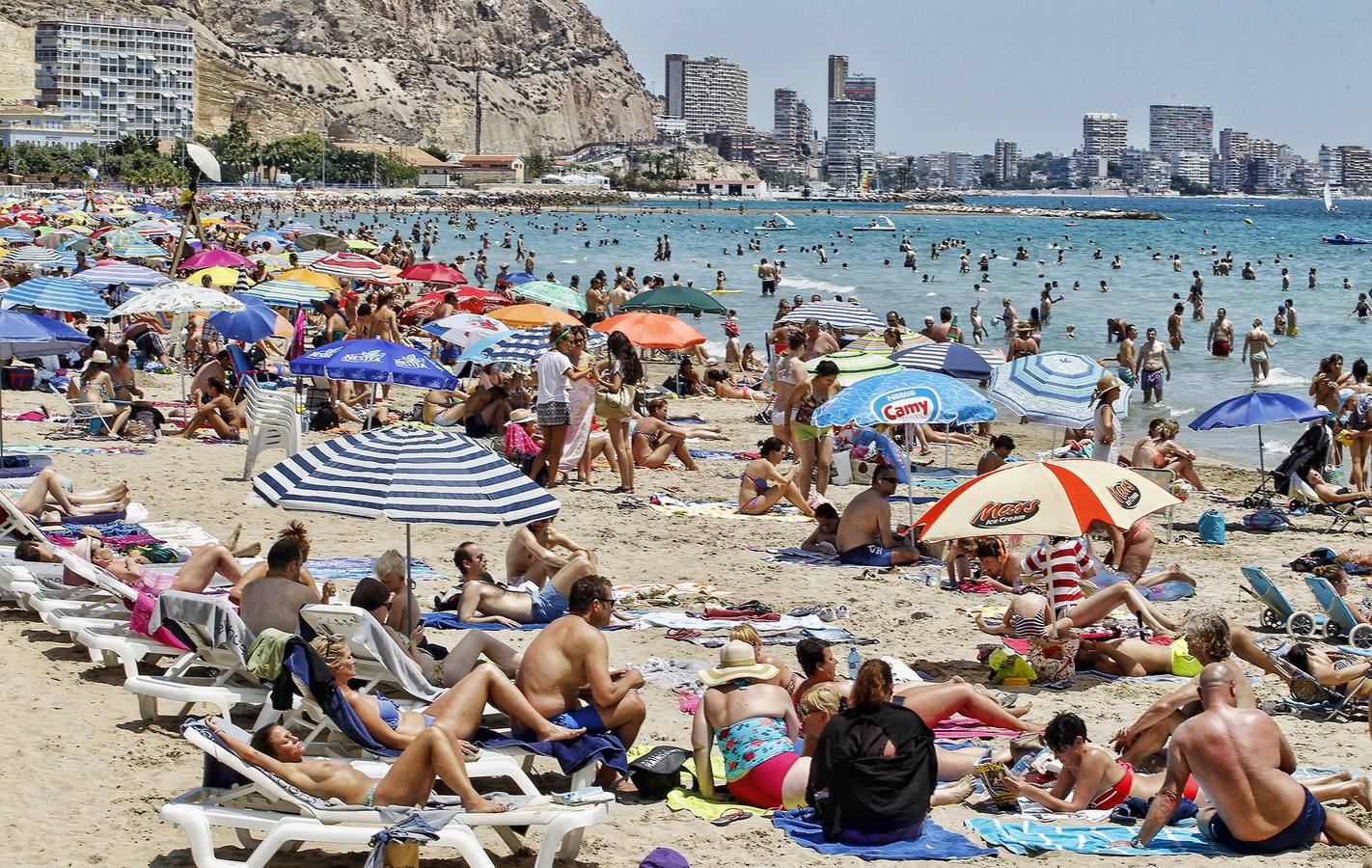 El Postiguet a reventar por las altas temperaturas