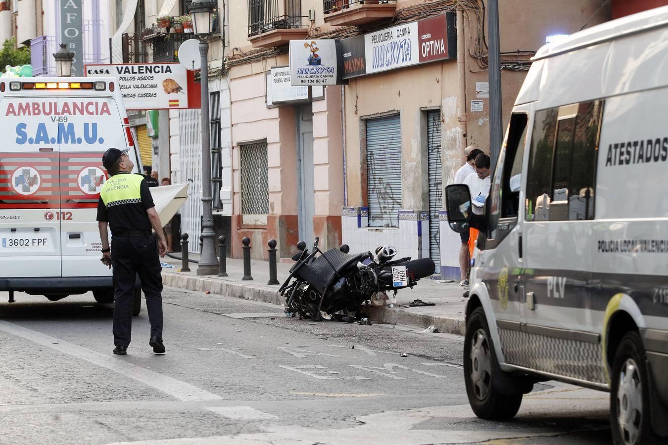 Las imágenes del accidente en una terraza de la avenida Burjassot