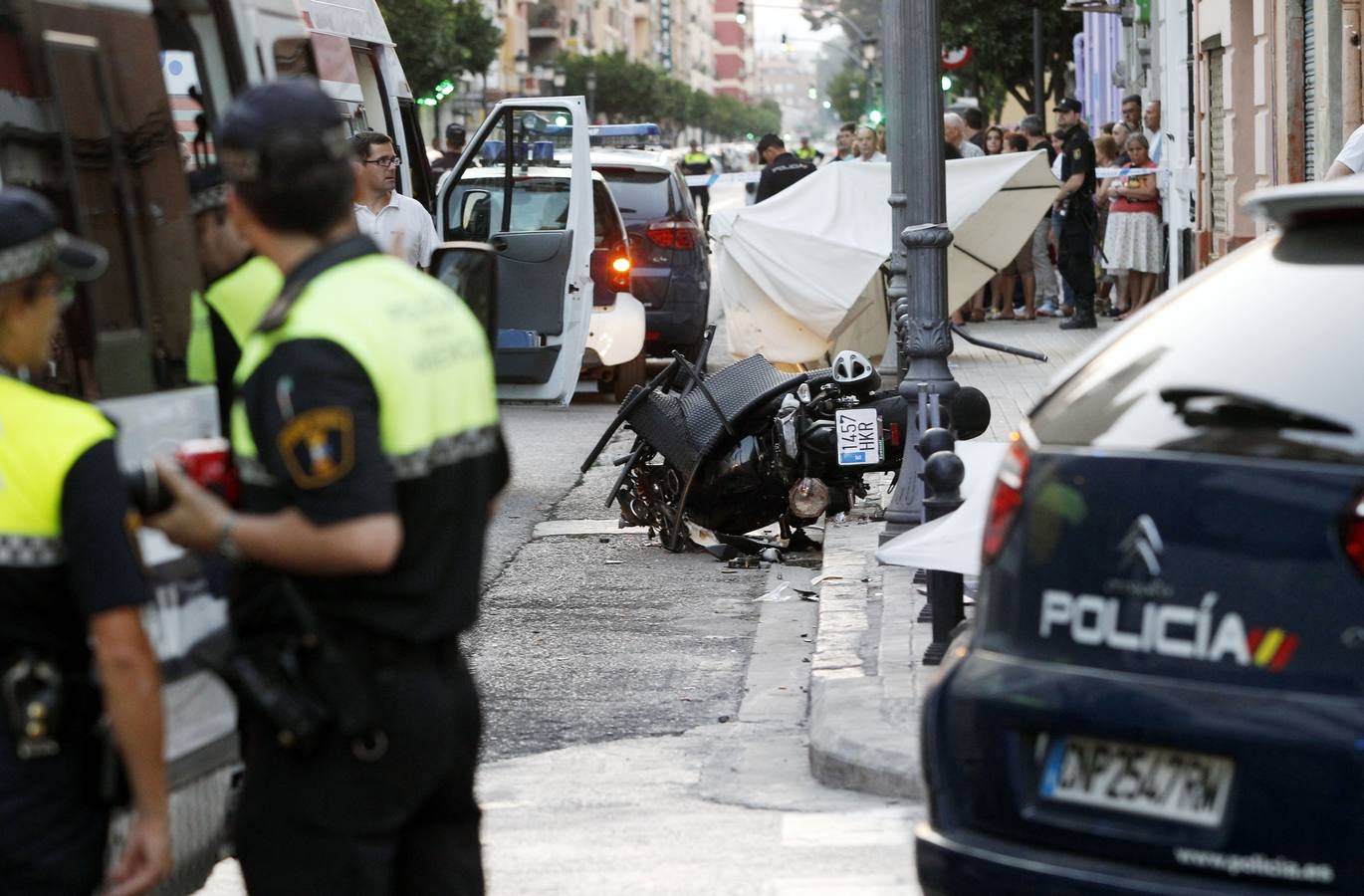 Las imágenes del accidente en una terraza de la avenida Burjassot