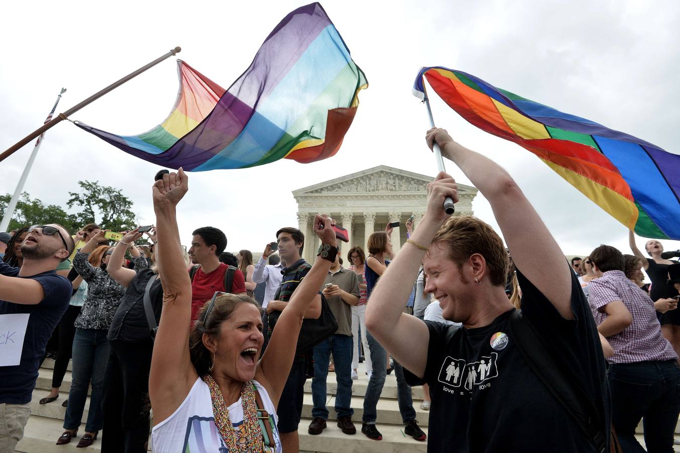 La gente celebra fuera de la Corte Suprema de Justicia en Washington, DC, el 26 de junio 2015 después de su histórica decisión sobre el matrimonio gay.