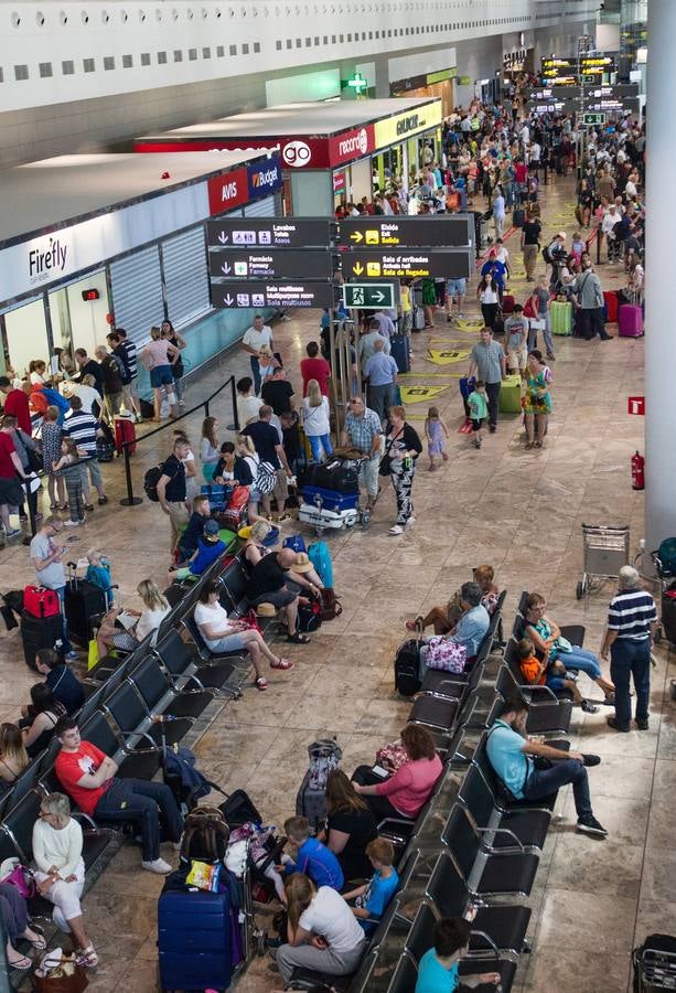 Aeropuerto de Alicante - Elche repleto de turistas