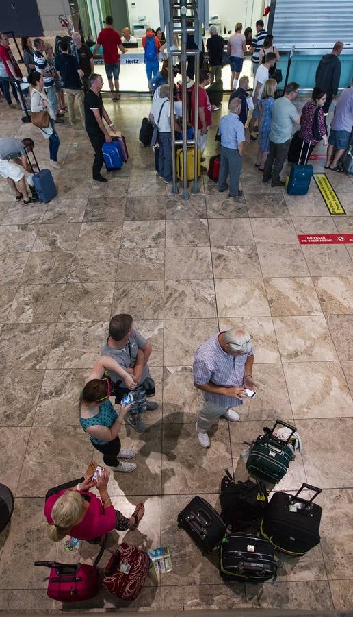 Aeropuerto de Alicante - Elche repleto de turistas