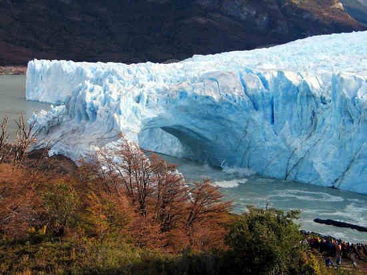 Túnel de hielo formado por el glaciar Perito Moreno antes de romperse en el Lago Argentino, en el Parque Nacional Los Glaciares (Patagonia argentina).. 