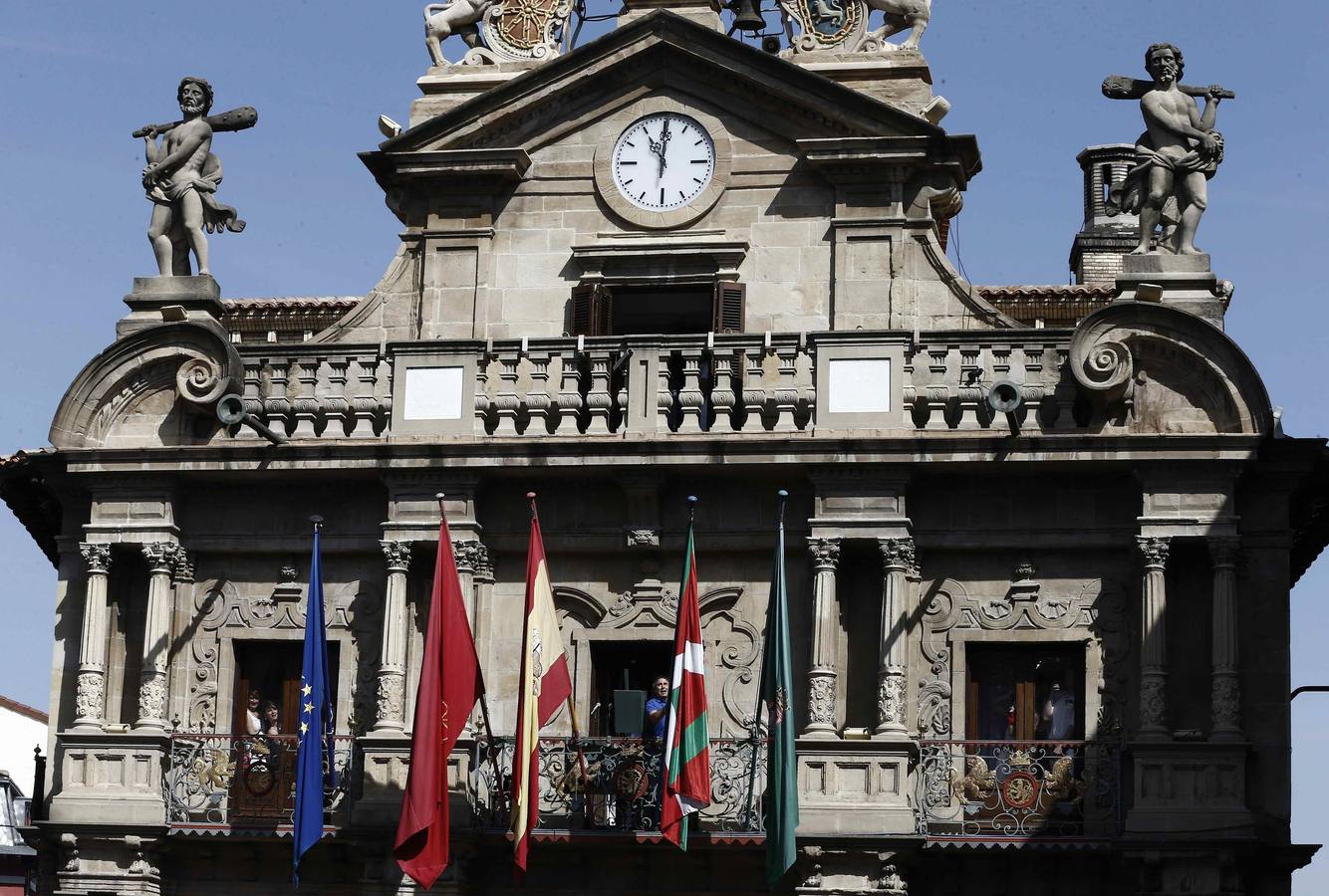 La enseña vasca ha sido situada entre la bandera de Europa, la de Navarra y la de España, a un lado, y la de Pamplona, al otro.