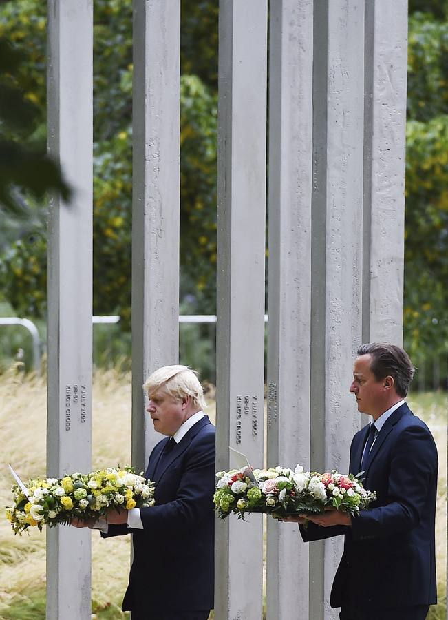 Cameron y Johnson depositan una corona de flores ante el monumento a las víctimas en Hyde Park.