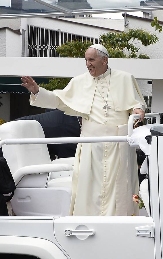 El papa Francisco saluda desde su papamovil.