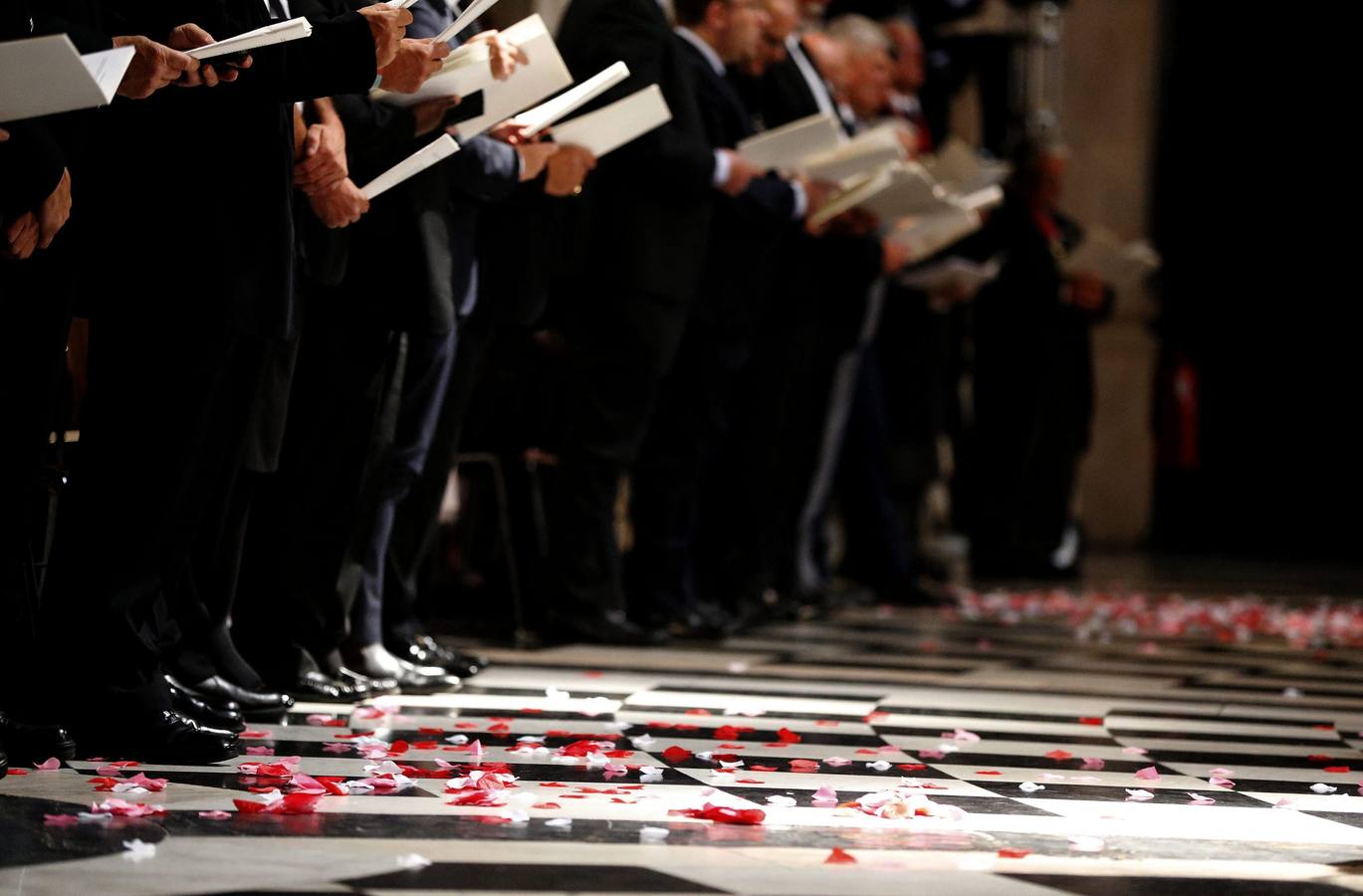 Pétalos de amapolas decoran el suelo durante el servicio religioso en la catedral de San Pablo.