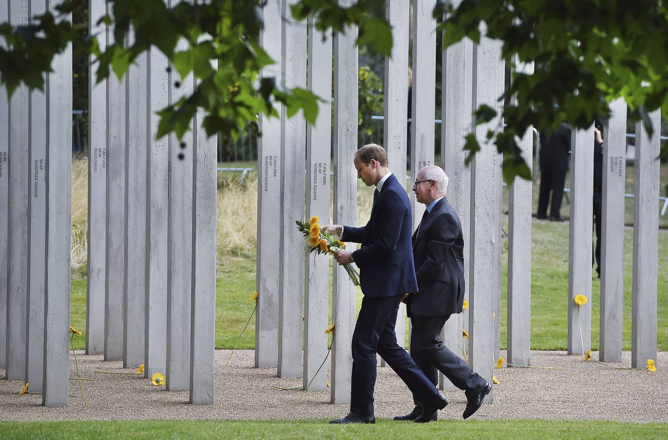 El príncipe Guillermo se dispone a depositar flores en recuerdo de las víctimas en el monumento construido en Hyde Park.