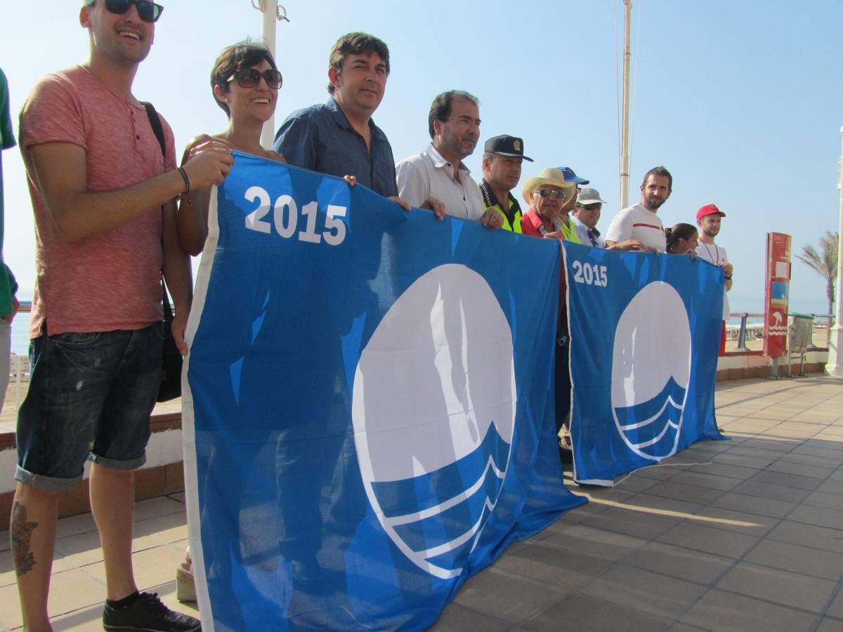 Guardamar instalan las banderas azules en la playa