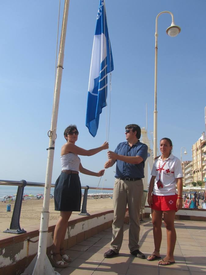 Guardamar instalan las banderas azules en la playa