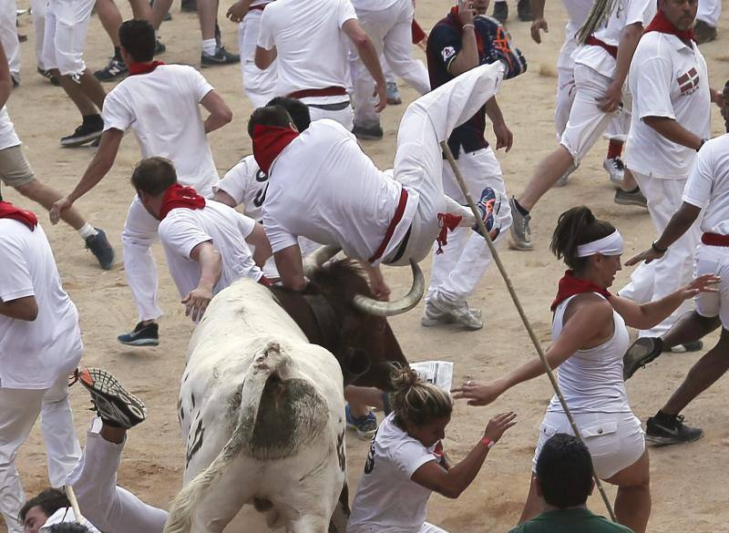 Un grupo de mosos es arrollado por la envestida de un toro.