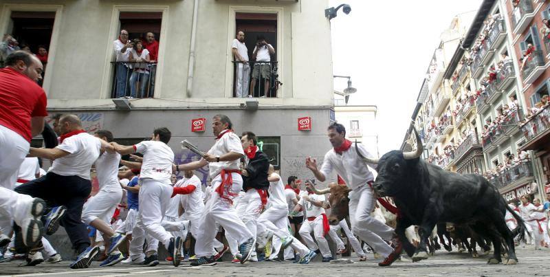 Los ciudadanos observan desde sus balcones el encierro.