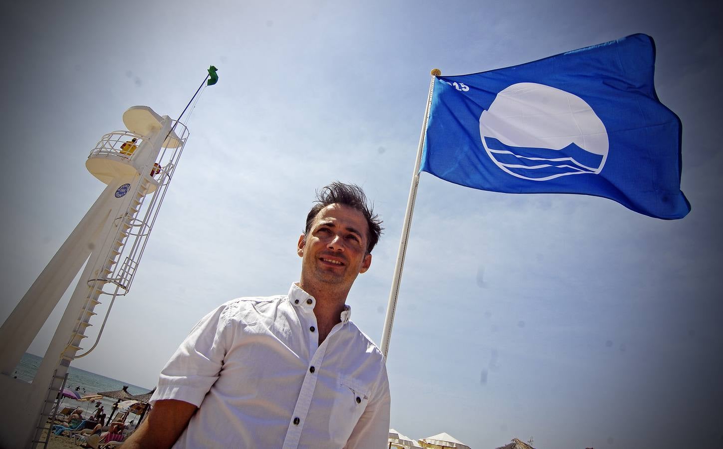 Izado de la Bandera Azul en la playa de La Marina de Elche