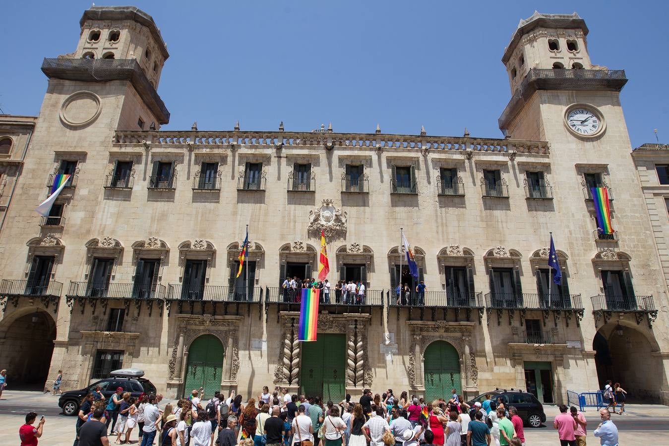 Alicante despliega tres banderas arcoiris en favor de la igualdad