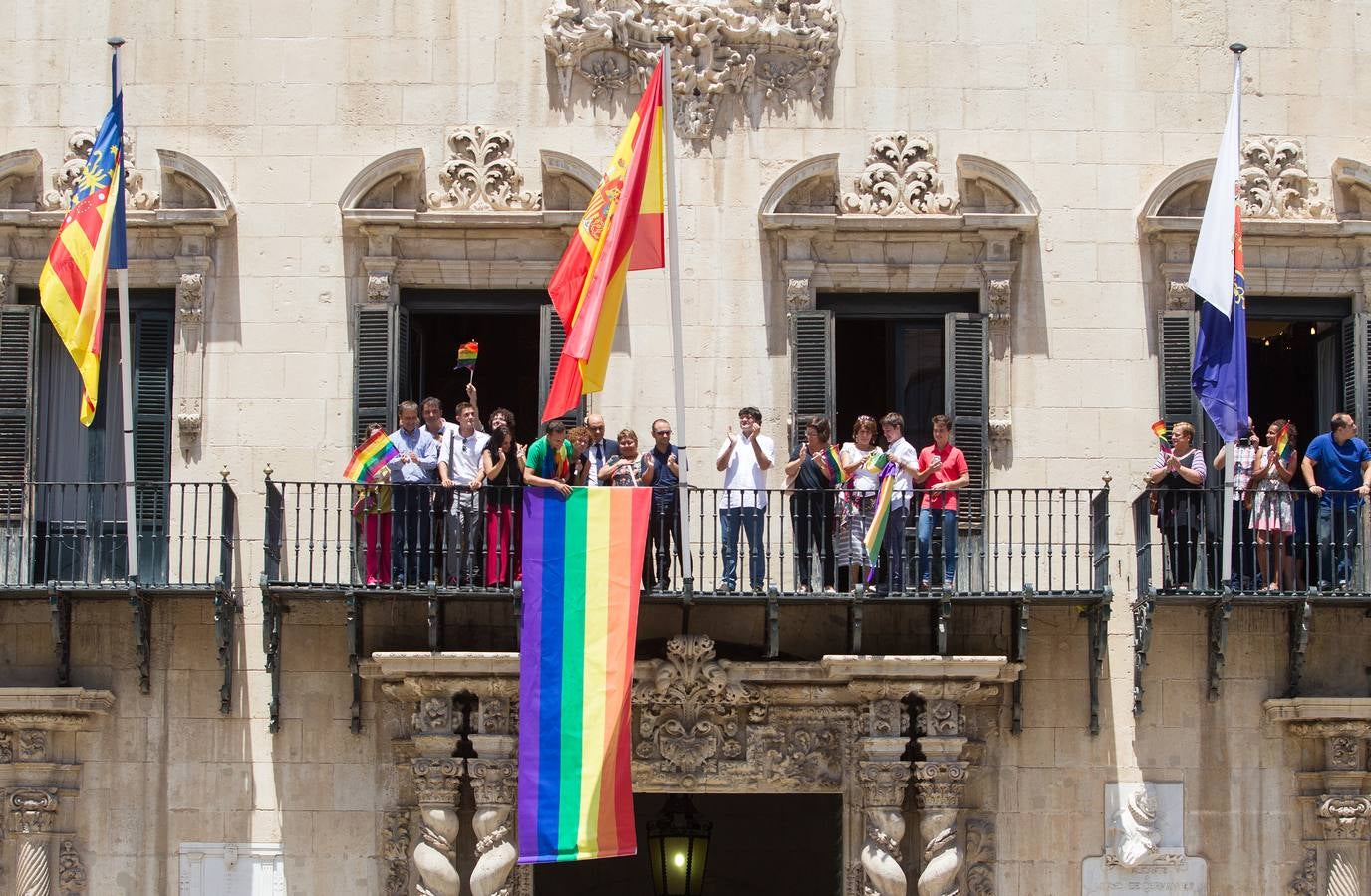 Alicante despliega tres banderas arcoiris en favor de la igualdad