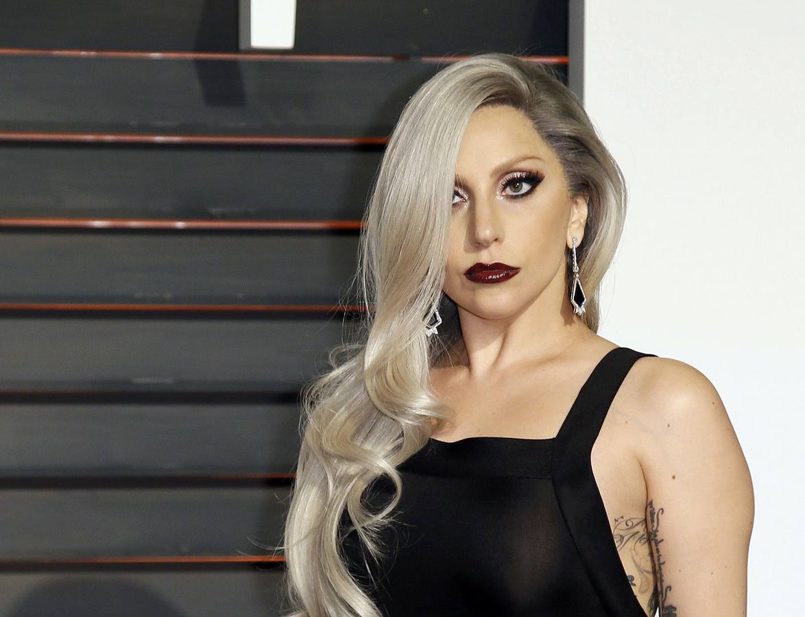 Lady Gaga. El responsable del nombre artístico de Lady Gaga fue el cazatalentos Rob Fusari. Cuando comenzó a colaborar en la radio con Wendy Starland, en vez de llamarla por su nombre, Stefani Joanne Angelina Germanotta, le decían 'Radio Ga Ga', en alusión a la canción que sonaba cuando ella aparecía. Ya no se lo quiso cambiar.