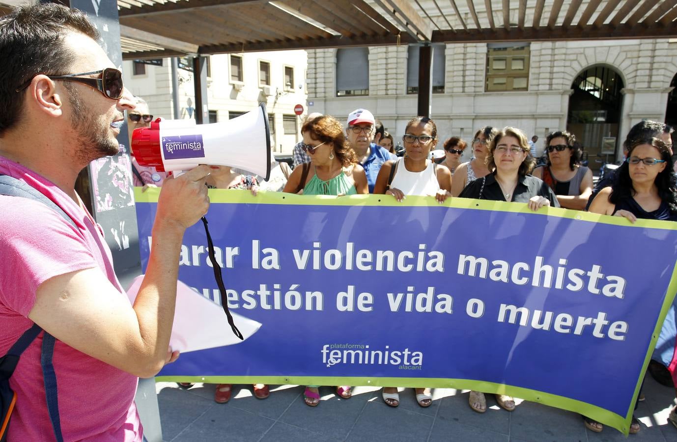 Concentración en repulsa por la muerte del transexual en La Albufereta