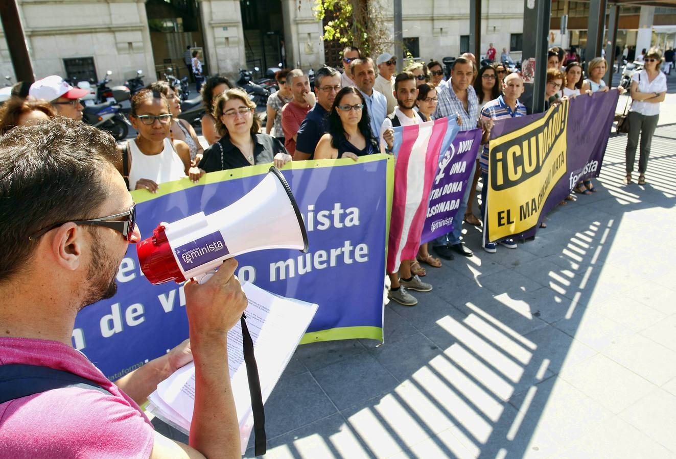 Concentración en repulsa por la muerte del transexual en La Albufereta