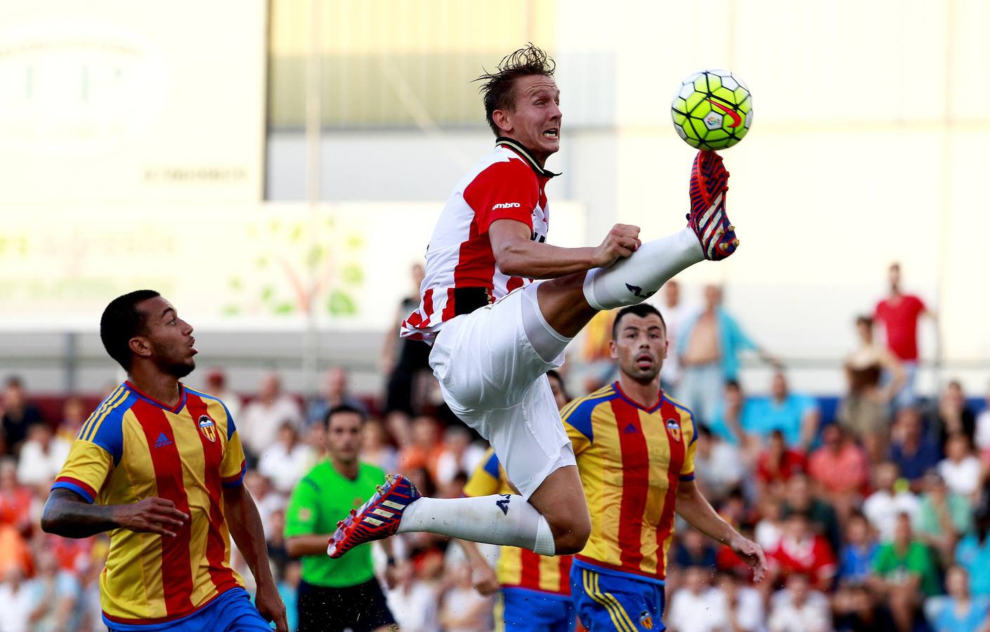 La victoria del Valencia en Alzira frente al PSV, en imágenes