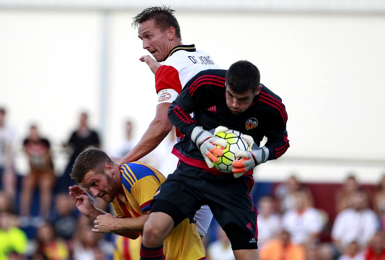 La victoria del Valencia en Alzira frente al PSV, en imágenes