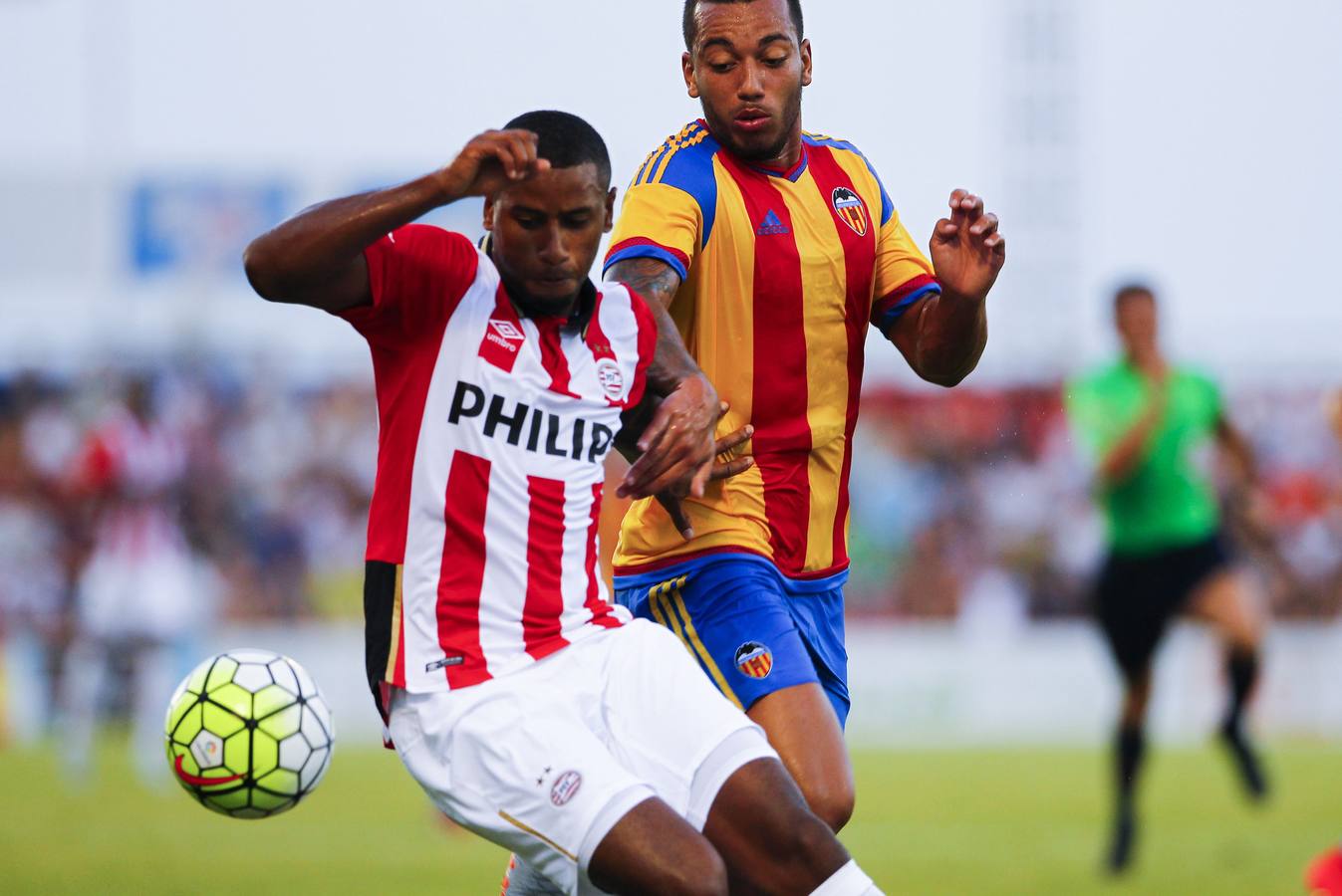 La victoria del Valencia en Alzira frente al PSV, en imágenes