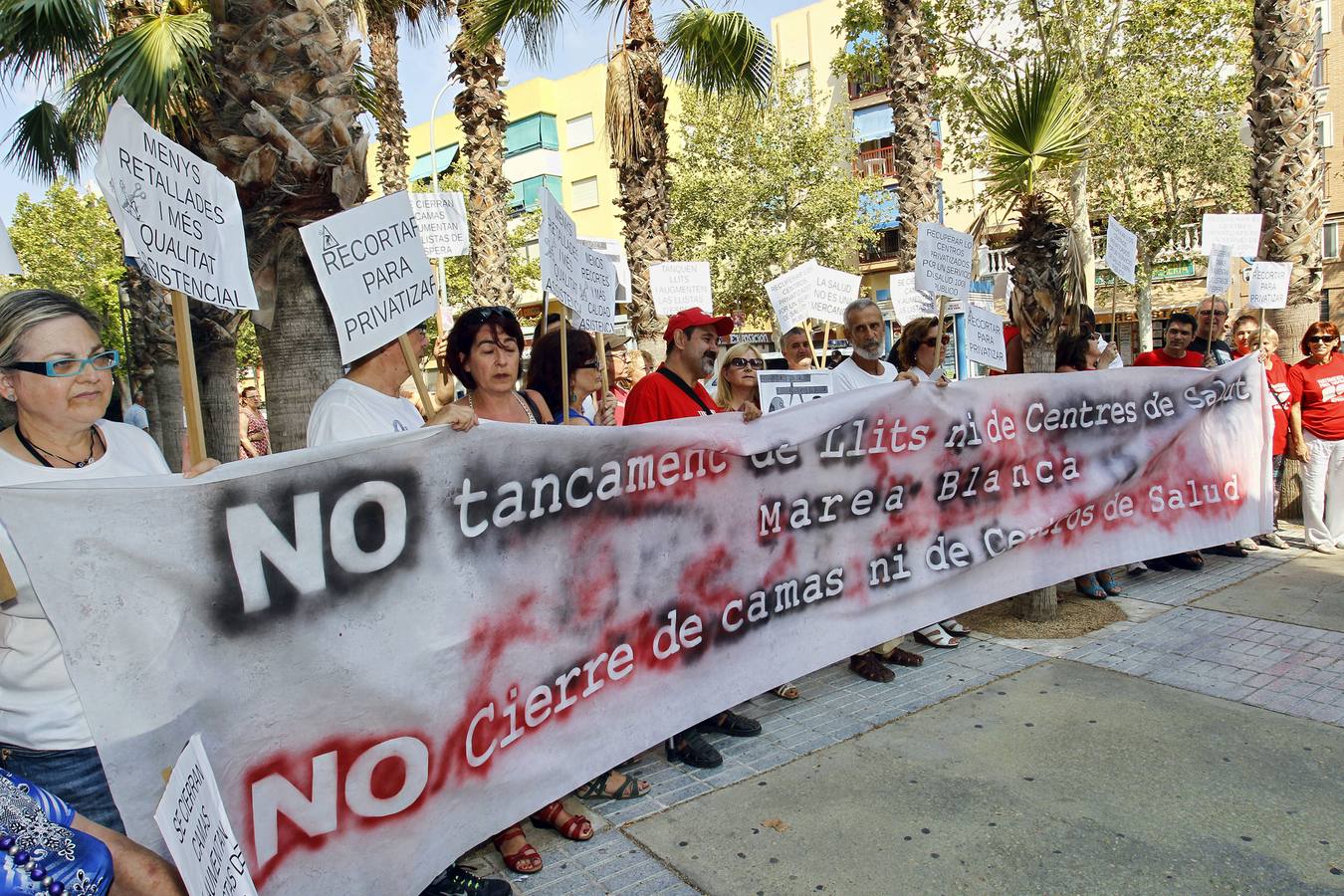 Concentración en unión con la marea blanca de Alicante