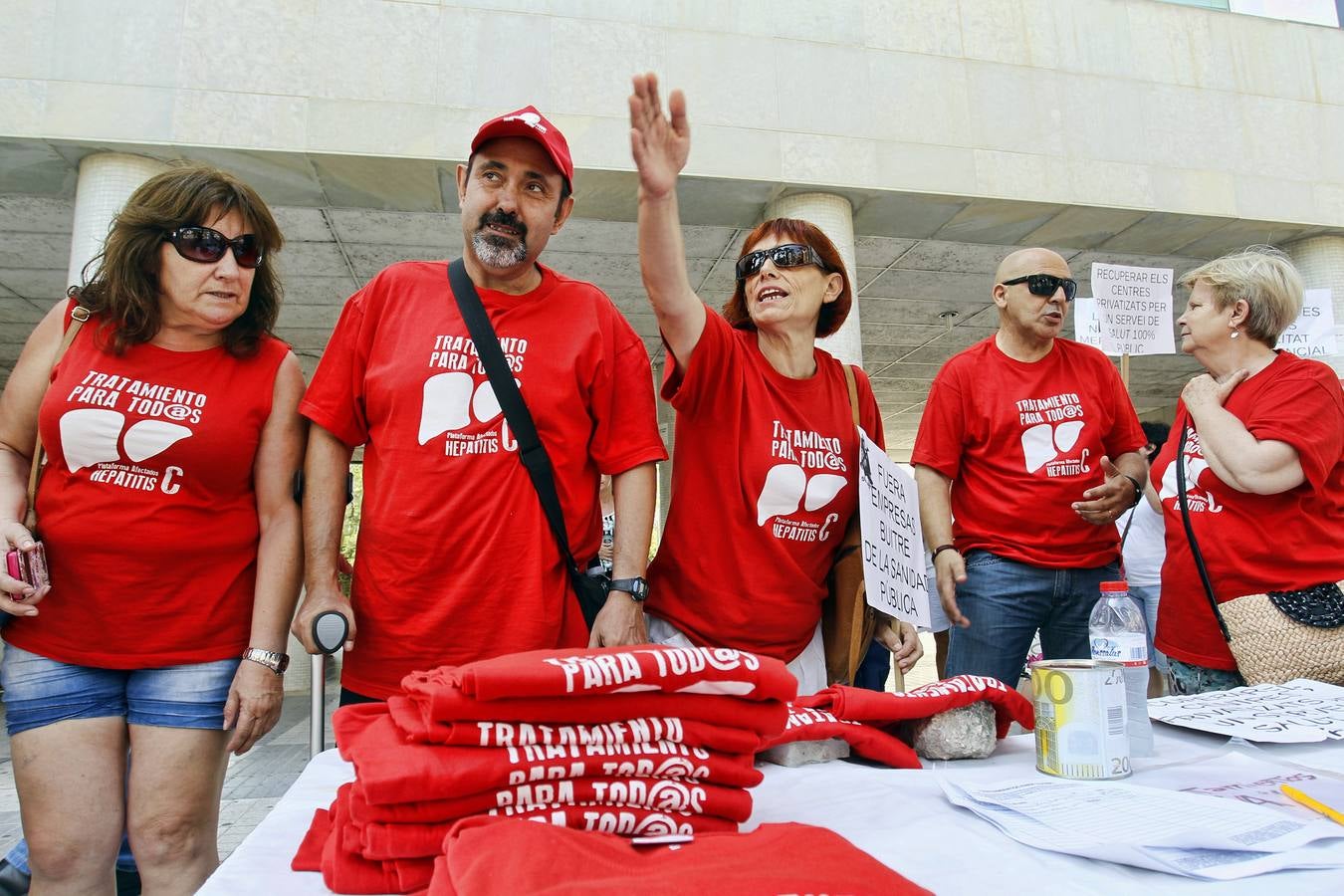 Concentración en unión con la marea blanca de Alicante