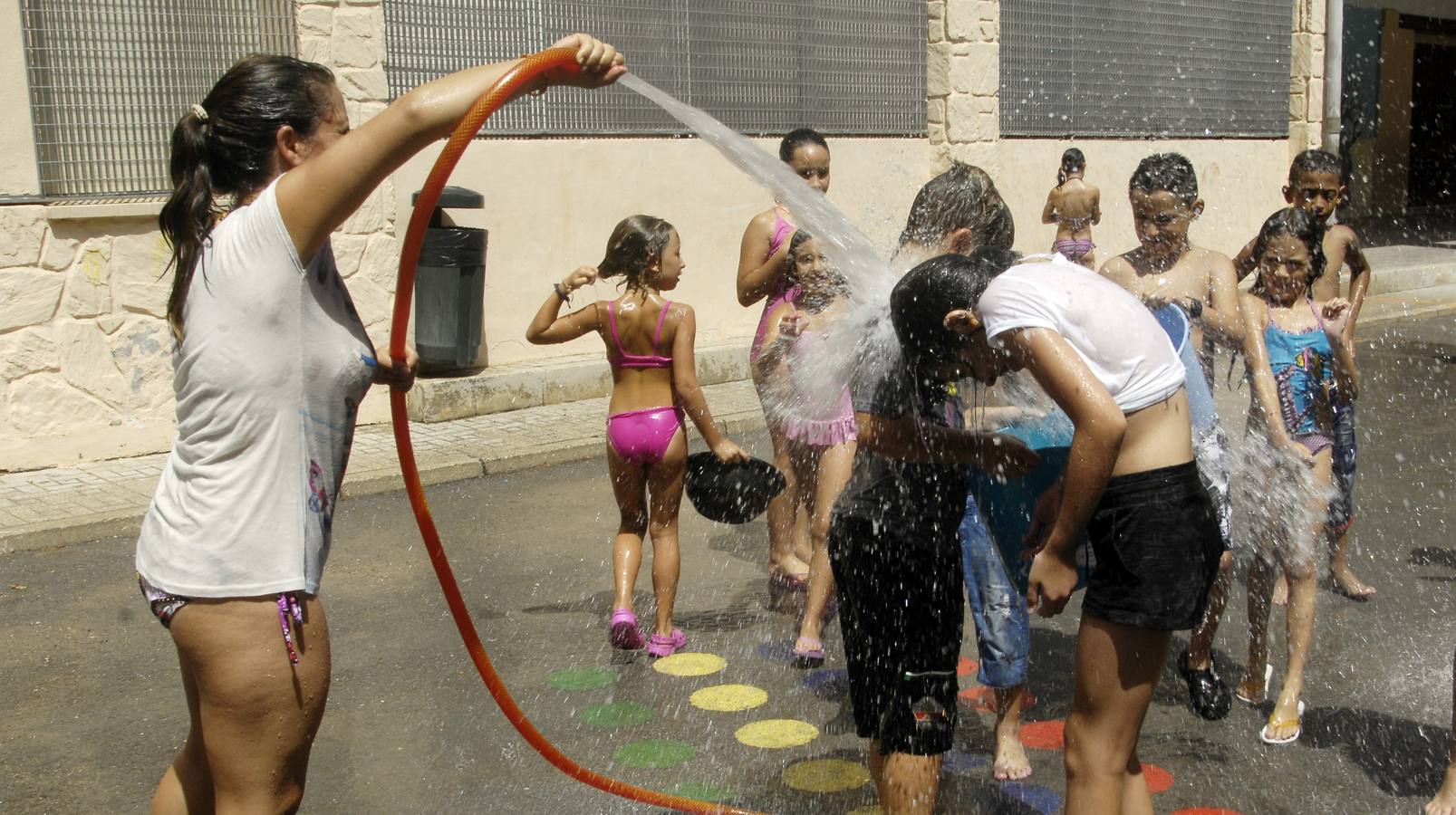 Carlos González visita la esuela de verano del colegio Toscar