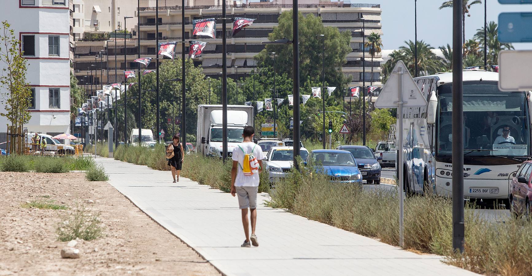 Nuevo parque en la Avenida de Elche con el césped seco y poco cuidado