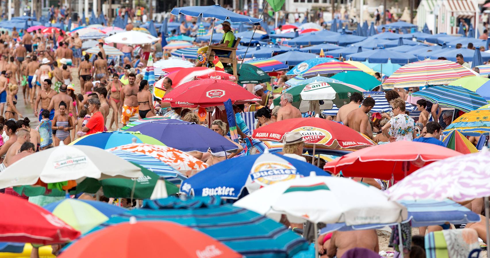 La playa de Benidorm, abarrotada