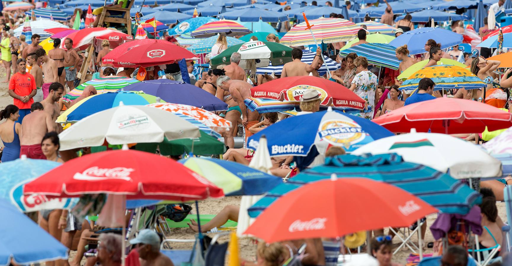 La playa de Benidorm, abarrotada