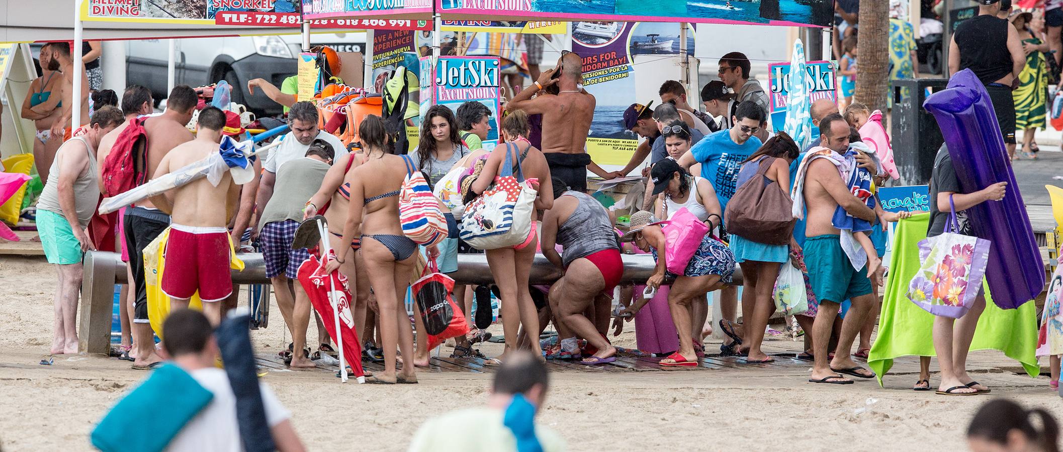 La playa de Benidorm, abarrotada