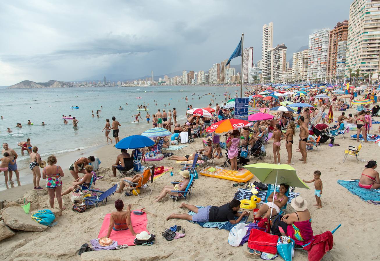 La playa de Benidorm, abarrotada