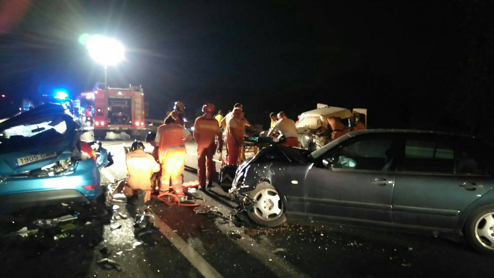 Dos muertos y cinco heridos tras el choque de tres vehículos en Cullera