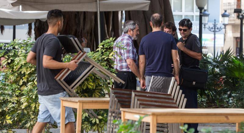 Miguel Ángel Pavón supervisa los veladores de la plaza Gabriel Miró