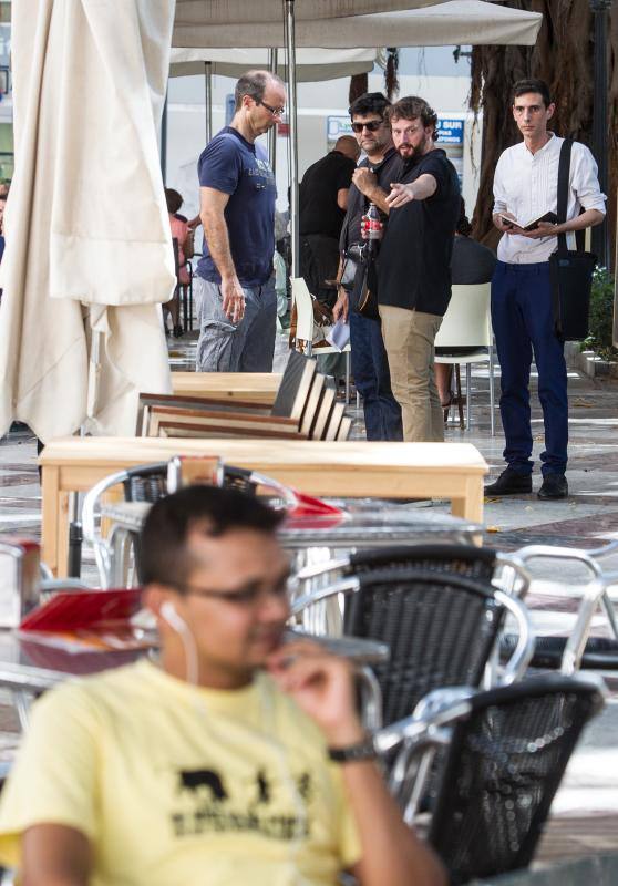 Miguel Ángel Pavón supervisa los veladores de la plaza Gabriel Miró