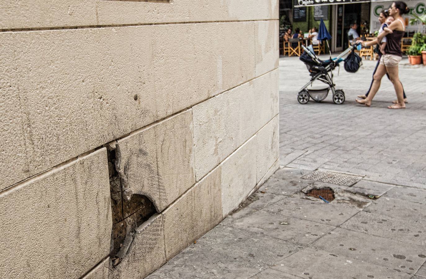 Los guardianes de la puerta al Barrio de Alicante