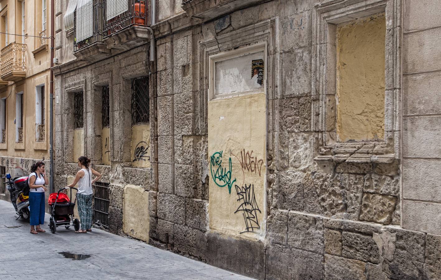 Los guardianes de la puerta al Barrio de Alicante