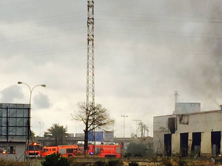 Incendio Industrial en la Pista de Ademuz, a la altura de Paterna