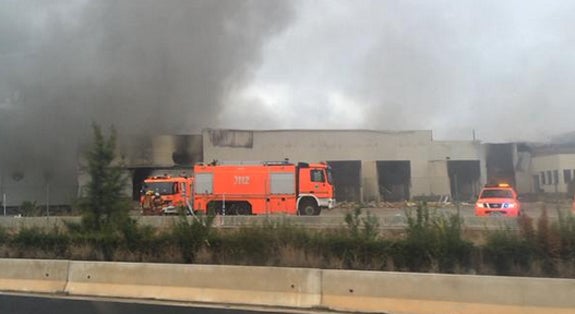 Incendio Industrial en la Pista de Ademuz, a la altura de Paterna