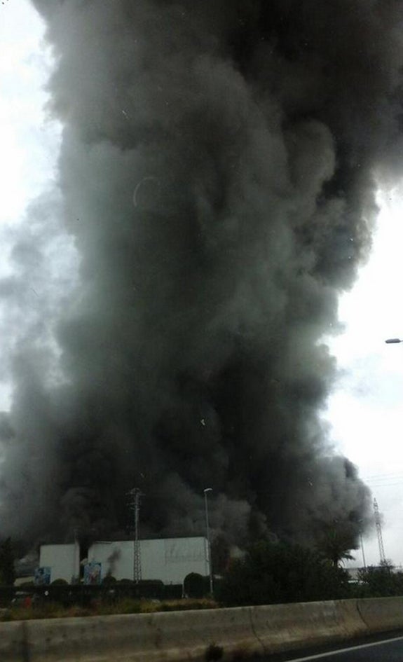 Incendio Industrial en la Pista de Ademuz, a la altura de Paterna