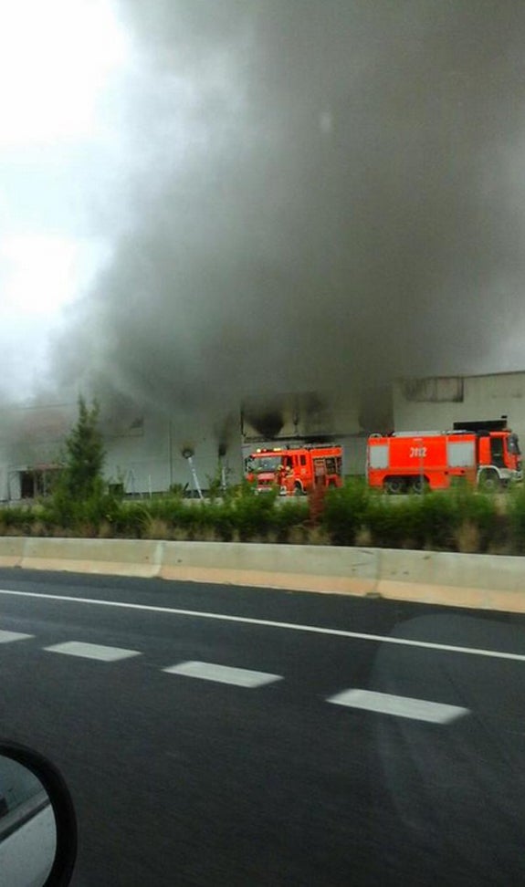 Incendio Industrial en la Pista de Ademuz, a la altura de Paterna