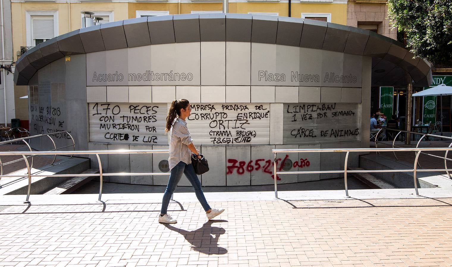 Cifran en 1.500 euros la limpieza de las pintadas en el acuario de la plaza Nueva