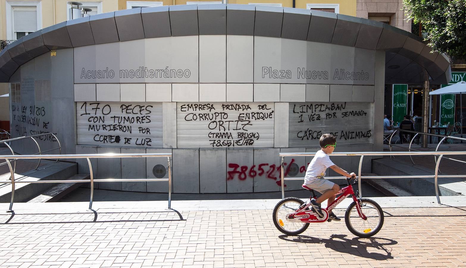 Cifran en 1.500 euros la limpieza de las pintadas en el acuario de la plaza Nueva