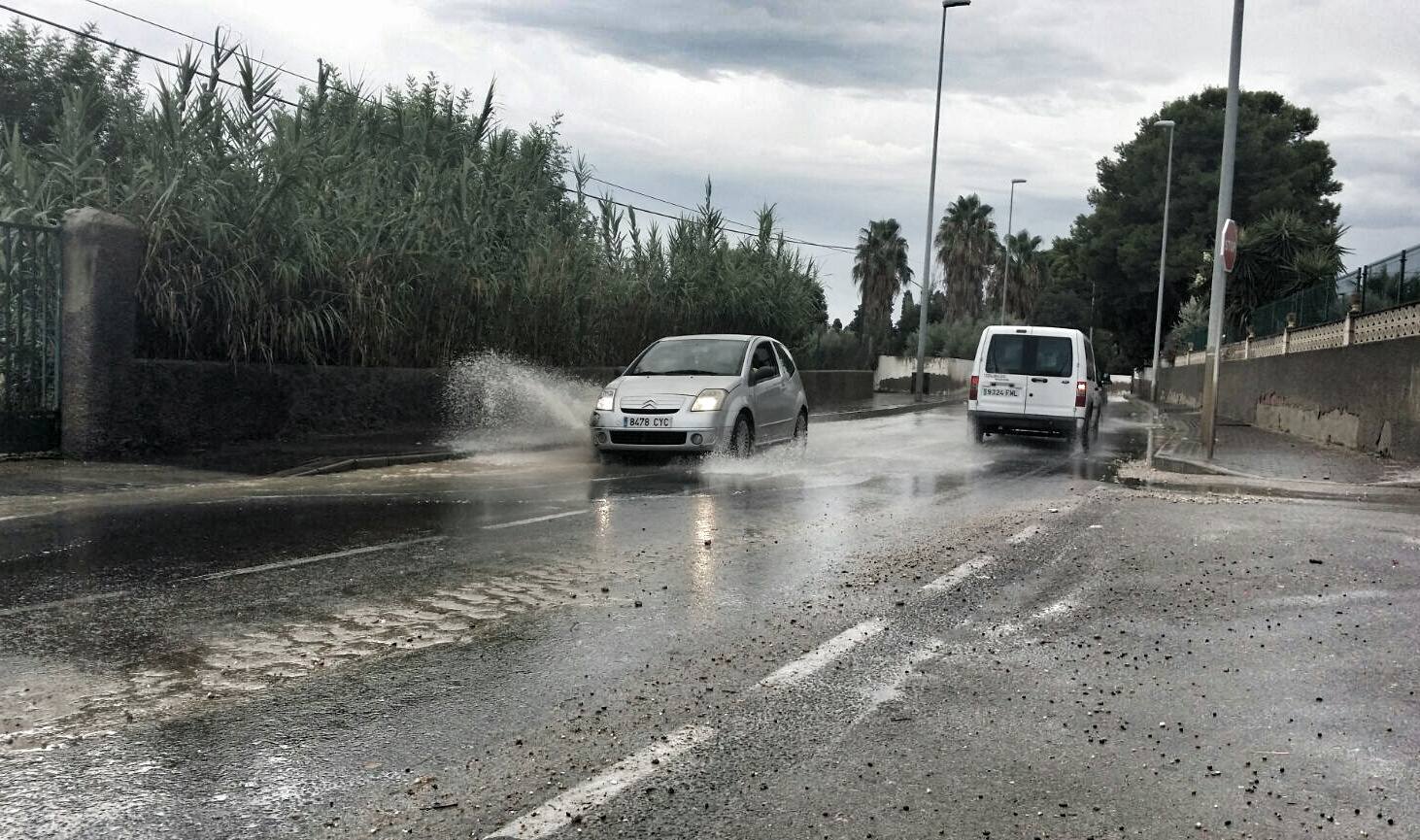 Una tromba agua anega garajes y sótanos y colapsa Alicante, San Juan, Mutxamel y Elche