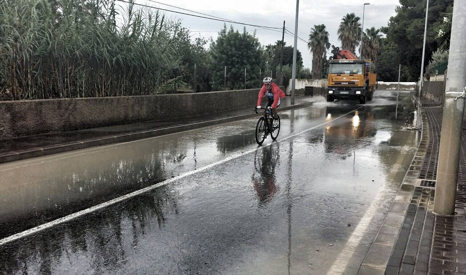 Una tromba agua anega garajes y sótanos y colapsa Alicante, San Juan, Mutxamel y Elche