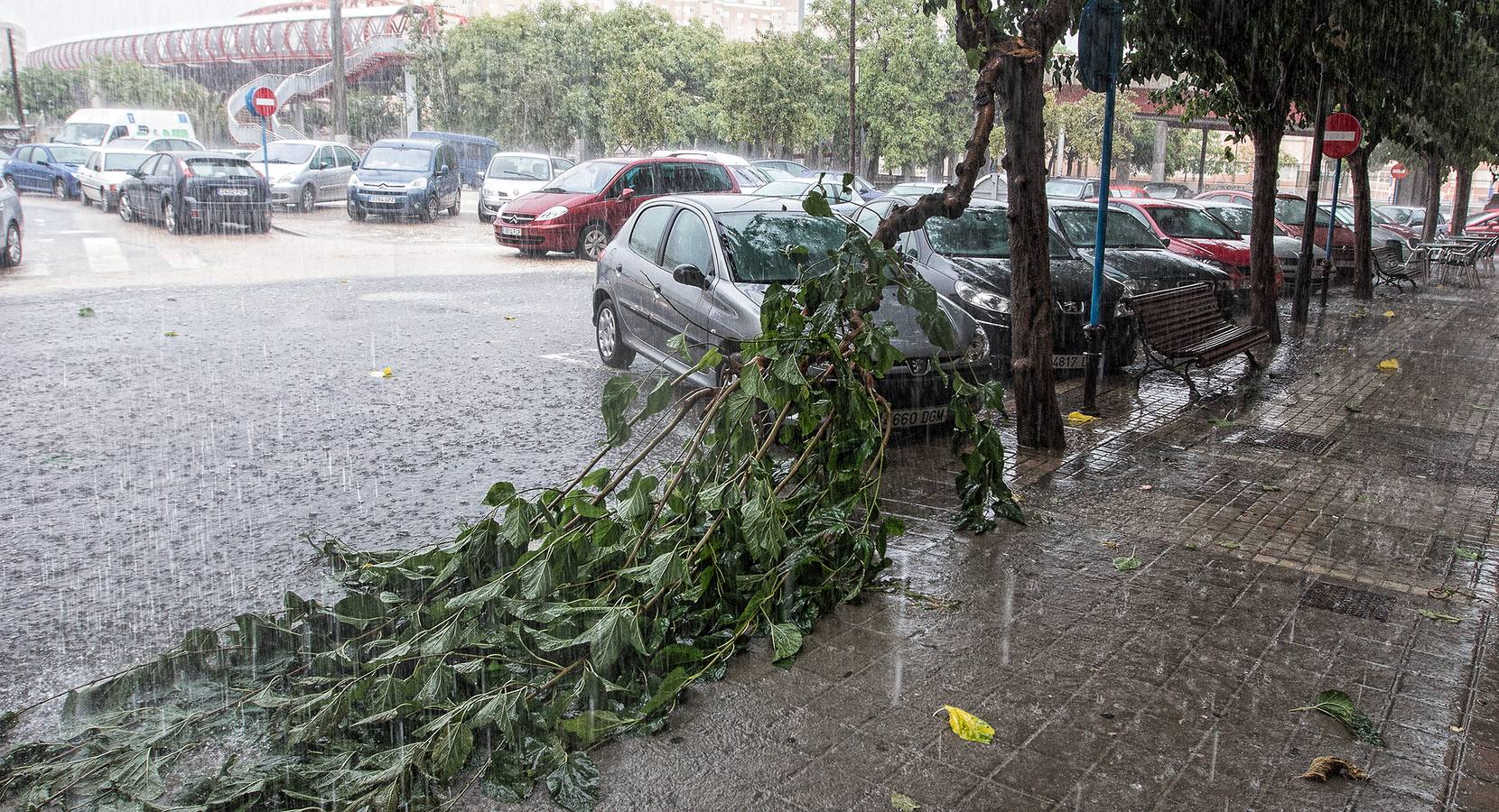 Una tromba agua anega garajes y sótanos y colapsa Alicante, San Juan, Mutxamel y Elche